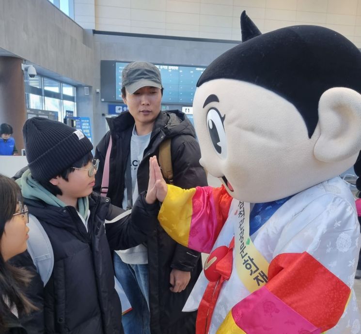 삼척시-삼척관광문화재단, KTX-이음 삼척역 첫 열차 환영행사 개최