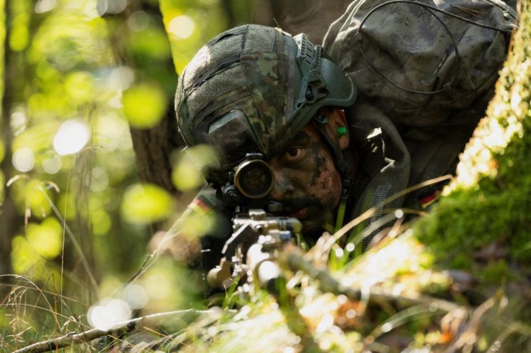 "초봉 5000만원 받고 1년 간 군대 가라"…징병제 부활 대신 선택한 '이 나라'