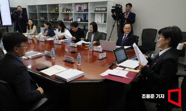 [포토] 여성폭력방지위원회에서 발언하는 원민경 장관