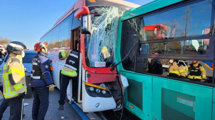 서울 강동구 길동서 4중 추돌 교통사고…40명 병원 이송