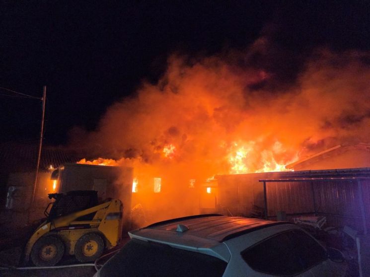 김해 상동면 돈사 화재 … 돼지 1880마리 폐사·6억원 재산피해