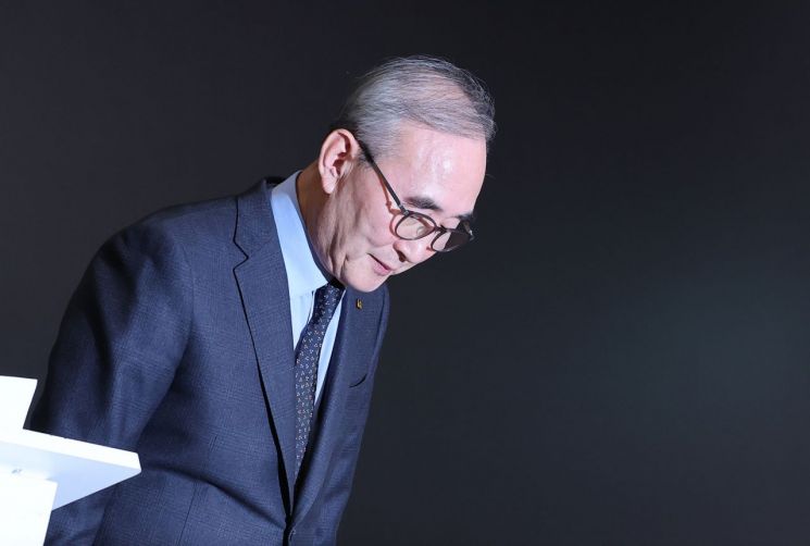 고개 숙인 김영섭 KT 대표…"정보보호, 최우선 과제로 삼을 것"
