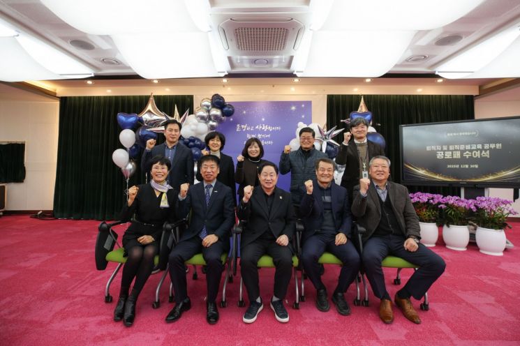 남양주시, 퇴직 공무원 공로패 수여…헌신에 감사 새로운 시작 응원