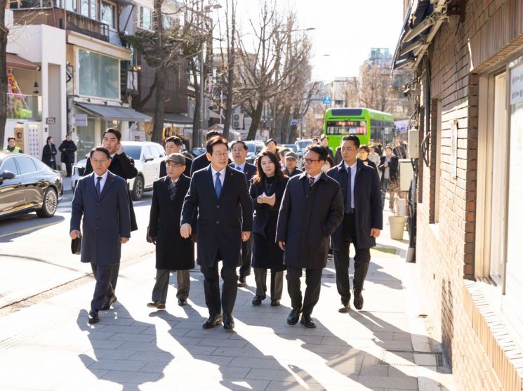 이 대통령, 삼청동 수제비 식당서 깜짝 오찬…靑 "상인 격려하기 위한 것"