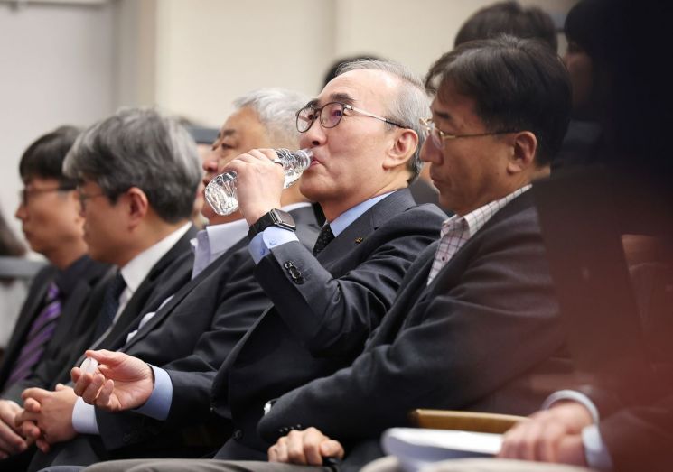 요금 할인 혜택 없는 KT…"4500억 규모 보답 프로그램 제공"(종합)