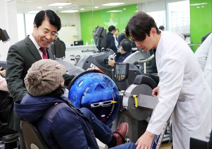 서강석 송파구청장, 연말 '건강 취약계층 재활치료' 현장 방문