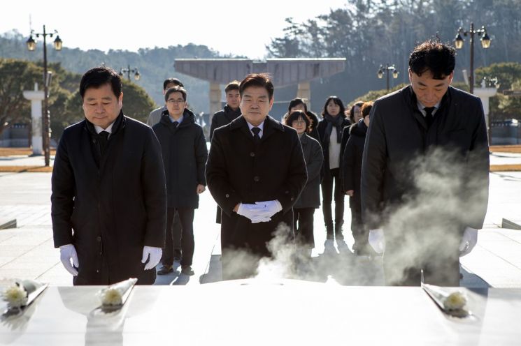 4년째 광주5·18묘역 찾은 국힘 동대문구청장, 방명록에 적은 글은…