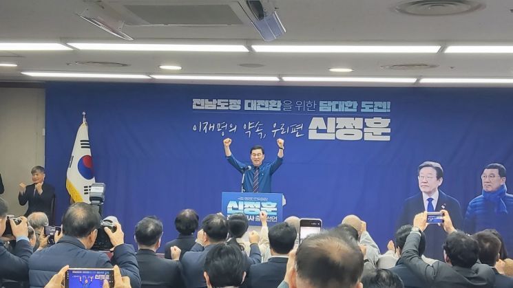"같은 당 현수막에 '낫질' 사주"…신정훈 '윤석열 계엄과 뭐가 다르냐'