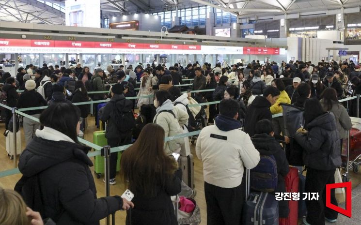 [포토] 징검다리 연휴 앞두고 여행객들로 붐비는 인천공항 1여객터미널