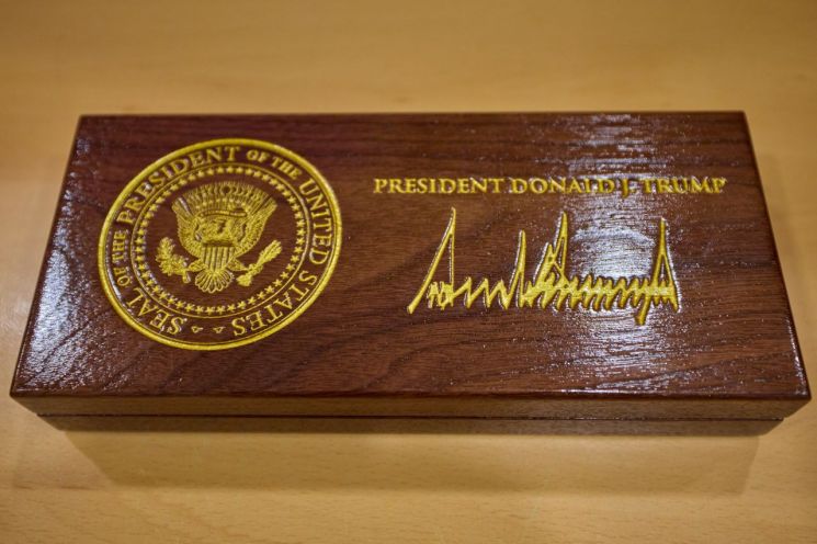 트럼프가 보낸 선물 언박싱한 李대통령 "혹시 백악관 열쇠?"