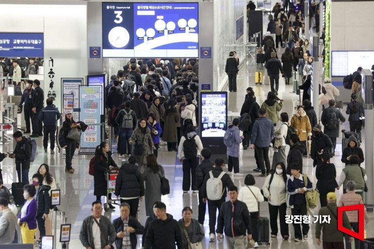 [포토] 새해 징검다리 연휴 앞두고 붐비는 인천공항