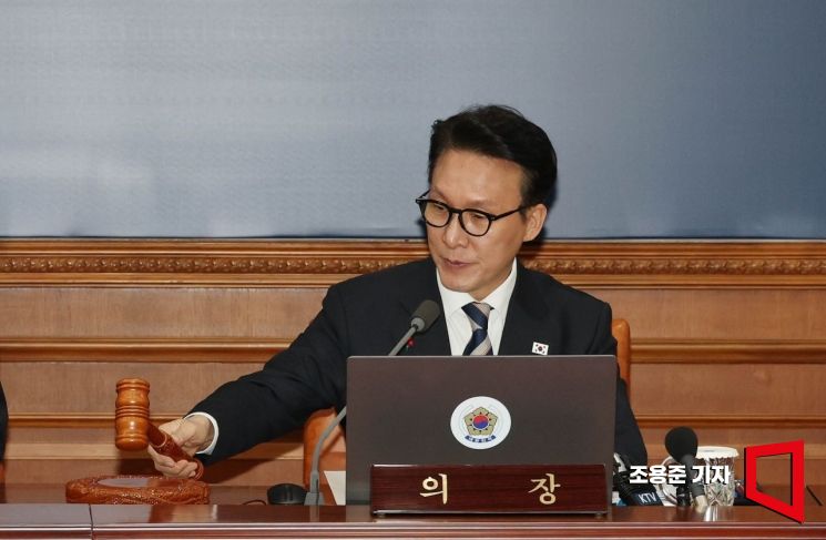 [포토] 의사봉 두드리는 김민석 총리