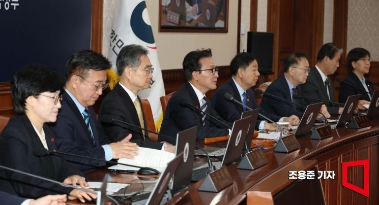 [포토] 김민석 총리, 임시 국무회의 주재