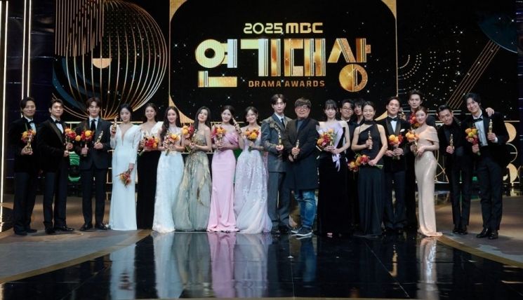 배우 서강준, 데뷔 12년 만에 MBC 연기대상 영예