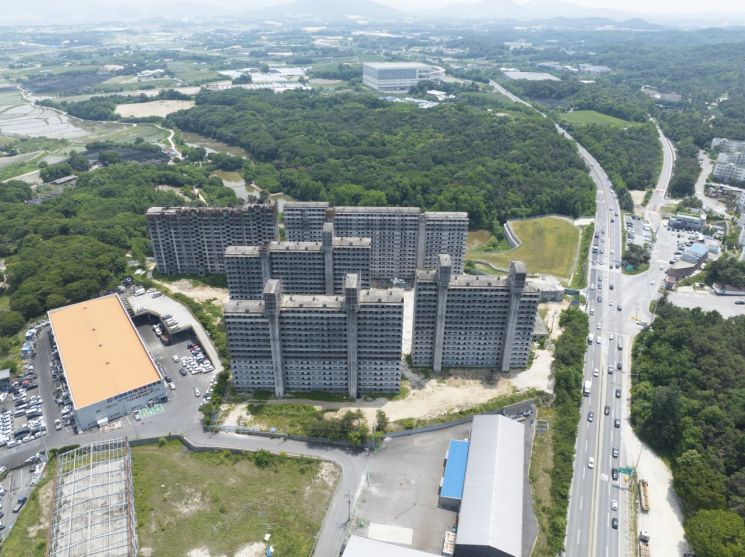 이천시, 25년째 방치된 장호원 아파트 공사 재개 