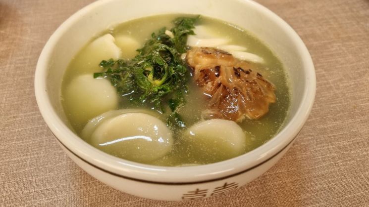 "새해 아침엔 떡국이지, 그런데 넌?" 청포도·파이…각양각색 지구촌 신년 음식