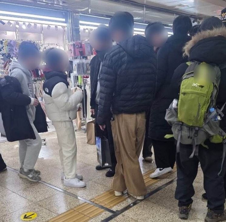 노인 조롱하고 "나잡아봐라"…명품패딩 입은 초등생들 만행