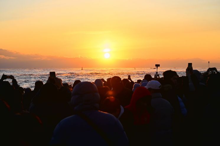 "병오년 밝힌 붉은 태양"… 속초해수욕장 4만 인파 속 '희망찬 도약'