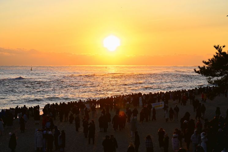 "병오년 밝힌 붉은 태양"… 속초해수욕장 4만 인파 속 '희망찬 도약'
