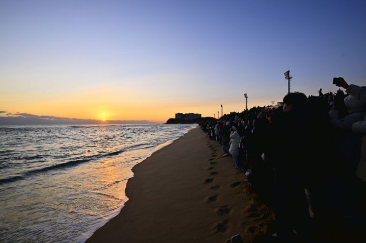 "병오년 밝힌 붉은 태양"… 속초해수욕장 4만 인파 속 '희망찬 도약'