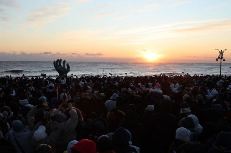 “말 달리자!”…새해 소망, 붉은 수평선에 올랐다…병오년 호미곶 첫 일출 ‘상생의 빛’