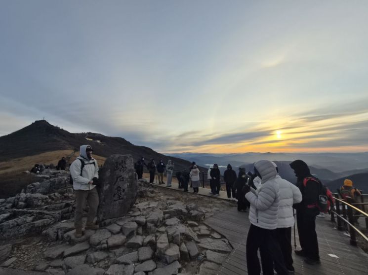 [르포] “붉은 말 기운 받자”…강추위 뚫고 무등산에 선 병오년 새해