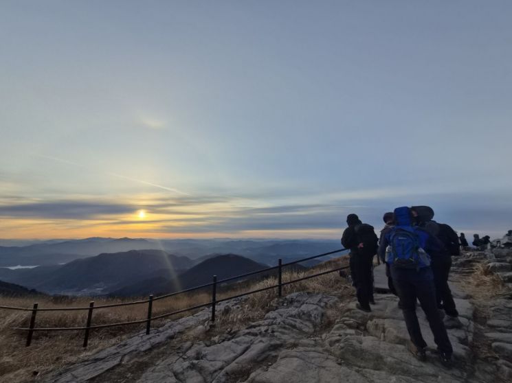 [르포] “붉은 말 기운 받자”…강추위 뚫고 무등산에 선 병오년 새해
