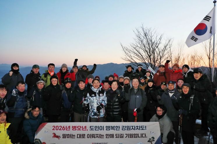 김진태 강원지사, 금병산서 새해 첫 일출…"도민 중심 행청 펼치겠다"