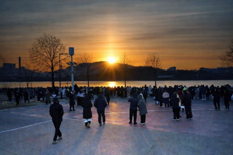 백경현 시장, 시민과 새해 첫 일출맞이…"행복한 구리시 만들 것"