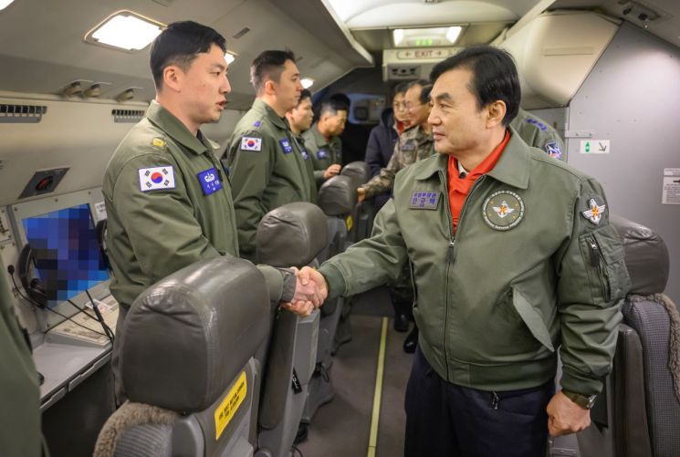 국방장관 하늘에서 '엄지척'…KF-21 국산전투기 첫 엄호작전 '장관'