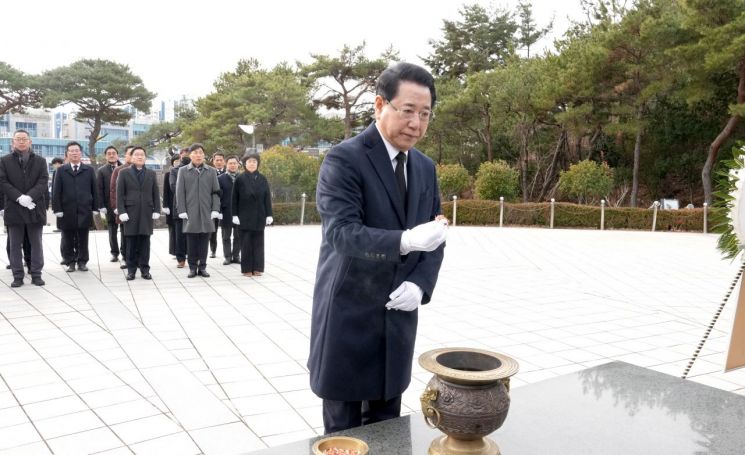 김영록 지사, 새해 첫 일정…목포 현충탑 참배