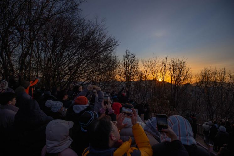 “74만 시민의 안녕 기원” 남양주시, 봉선사·황금산서 새해 힘찬 출발