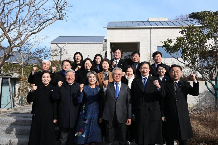 文 예방한 조국 "지선 압승 필요…李정부 성공 위한 레드팀 역할"