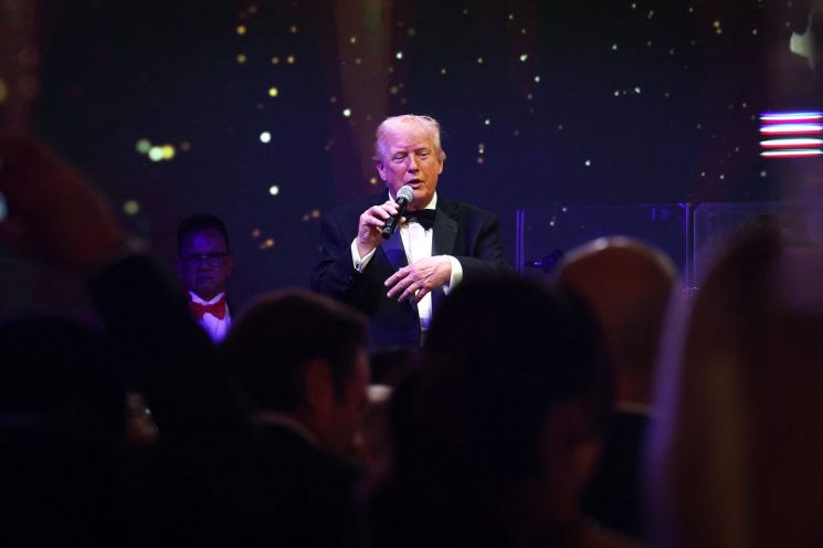 트럼프, 가구·주방용품 관세 인상 1년 연기…고물가 불만에 '관세 브레이크'