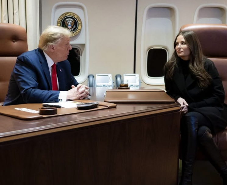 "가장 아름다운 사진작가"…트럼프 SNS 전략 실세 30세 보좌관 