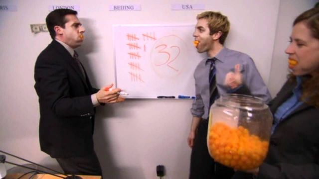 미국 직장인 시트콤 '디 오피스'의 한 장면. 이 드라마를 통해 치즈볼은 직장인 인기 간식으로 등극한다. 유튜브 캡처