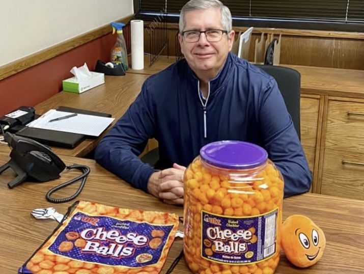 존 웨어하임은 유츠 치즈볼 배럴의 기획자로, 완성된 치즈볼 배럴 제1호 상품을 소매점에 직접 납품했다고 한다. 유츠 페이스북 캡처