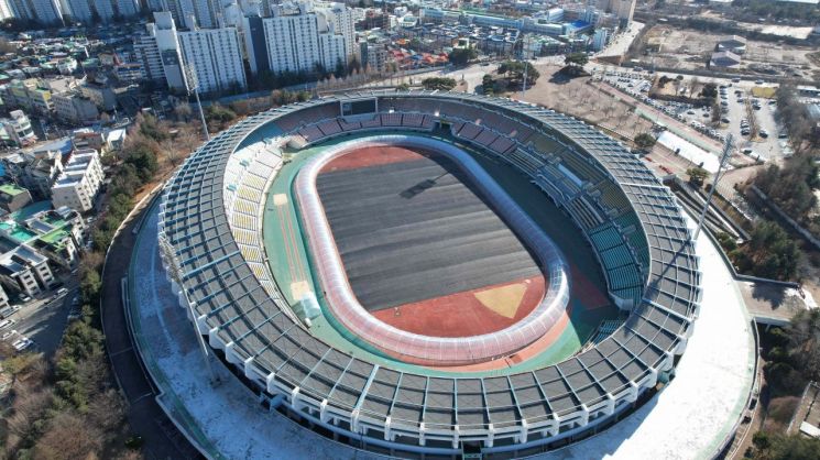의정부종합운동장, 동절기에도 달린다…비닐트랙 운영 개시