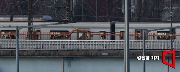 2026년 첫 평일인 2일 서울 성동구 동호대교 위호 달리는 지하철3호선을 탄 시민들이 출근길에 오르고 있다. (해당 사진은 기사와 직접적인 관련이 없습니다.) 2026.1.2 강진형 기자