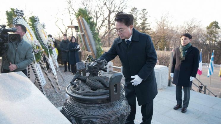 춘천시, 2026년 신년참배로 '책임 행정' 첫발…춘천의 안녕 기원