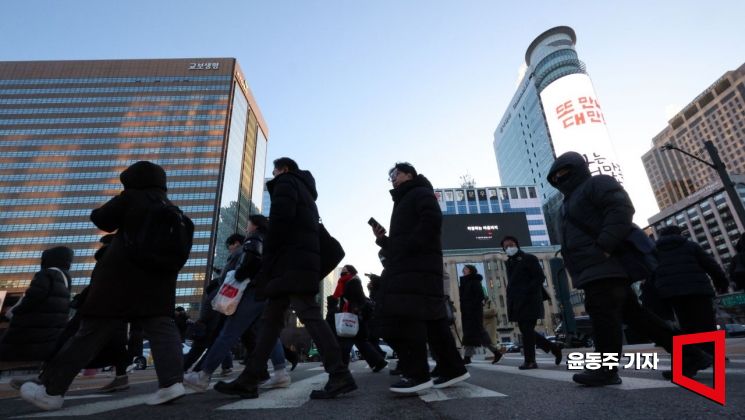 "정년연장시 연공성 완화 필요…저연차 임금 높이고 고연차 낮춰야"