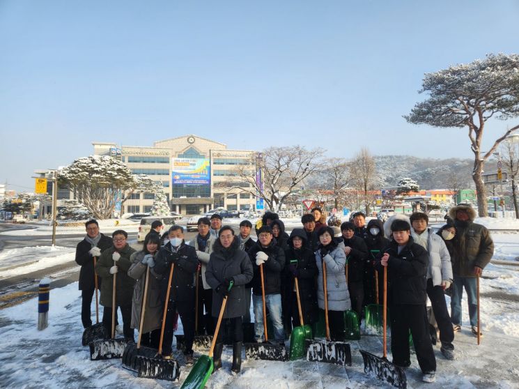 "시무식 대신 제설 삽" 고창군, 폭설에 전 직원 투입