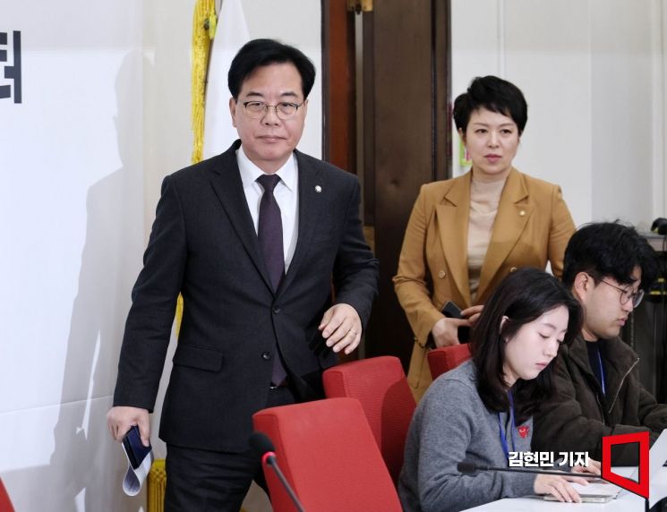 [포토] 기자간담회 참석하는 송언석-김은혜