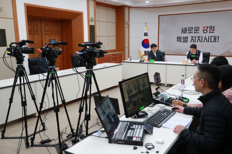 "DJ 태디가 돌아왔다"…김진태 강원지사, 라디오로 병오년 시작