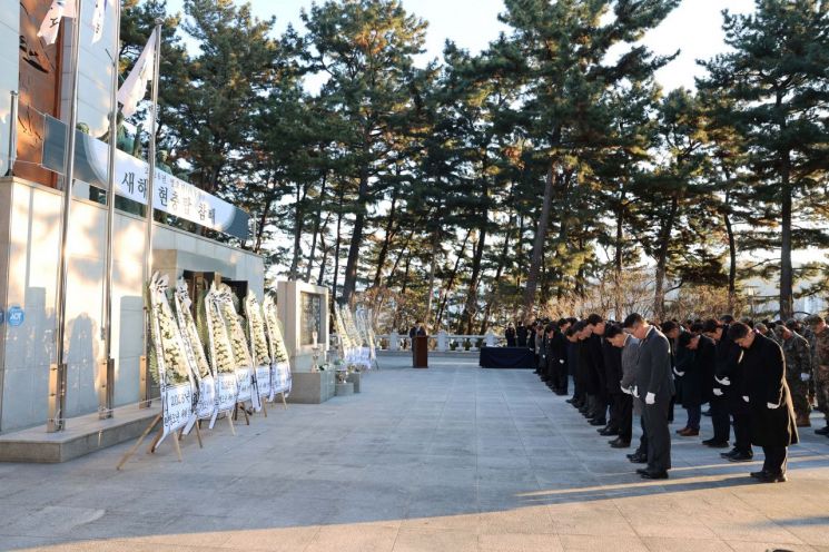 “어제에 묻고, 내일의 양산으로 답하다”… 양산시, 2026년 신년 현충탑 참배