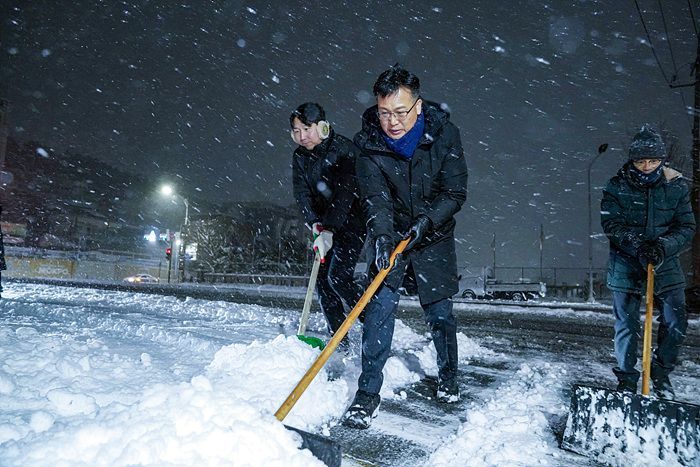 목포시, 밤샘 제설작업으로 시민 불편 최소화 총력