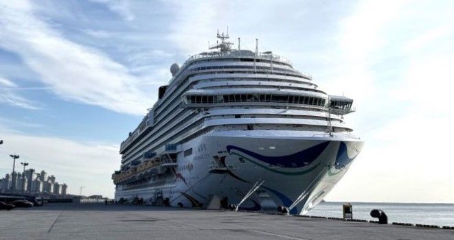 새해 첫날 2200명 승객 '자갈치' 내렸다… 아도라매직시티 크루즈, 부산항 첫 기항