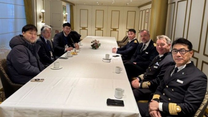 새해 첫날 2200명 승객 '자갈치' 내렸다… 아도라매직시티 크루즈, 부산항 첫 기항