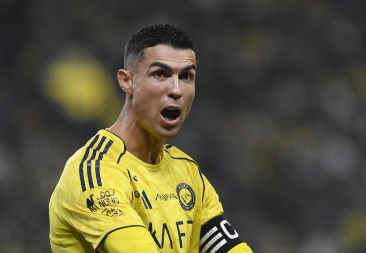 현재 사우디아라비아 알 나스르에서 뛰고 있는 호날두는 연봉과 초상권, 광고 수익을 포함해 연간 약 2억 유로(한화 약 3000억 원) 이상을 벌어들이는 것으로 알려져 있다. 로이터연합뉴스