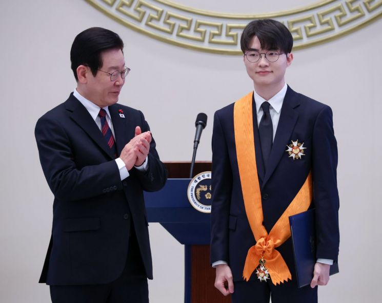 李대통령, '페이커' 이상혁·신우석 감독 훈장…"韓 위상 높인 국민대표"